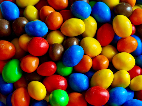 A pile of peanut M&M's candies. Photo by Victor Roda.